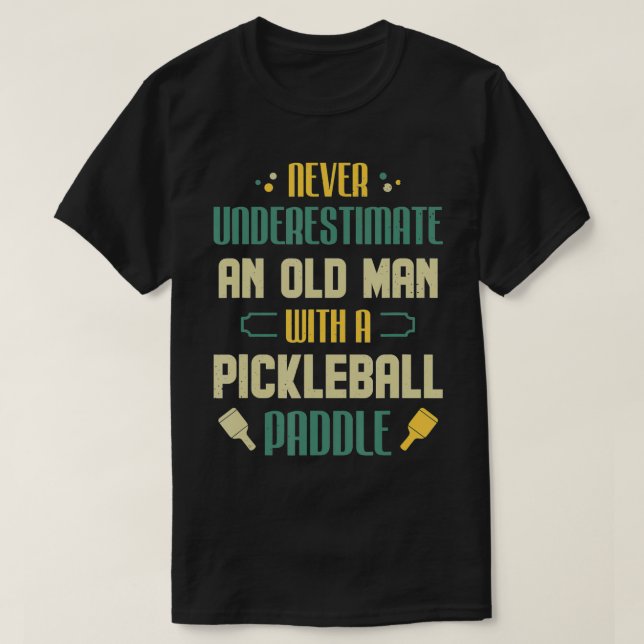 Manar Lättare Pickleball Player underskattar aldri T Shirt (Design framsida)