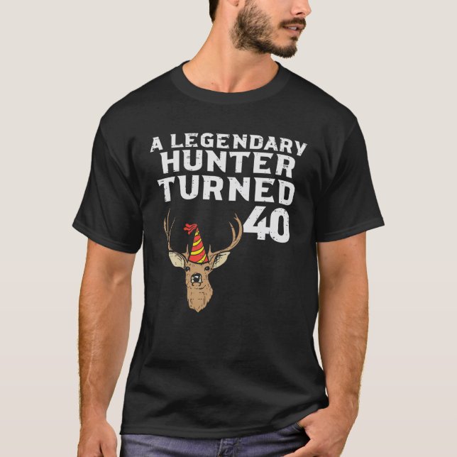 Manar Legendary Hunter Turned 40 Hjort Hunt 40Th B T Shirt (Framsida)
