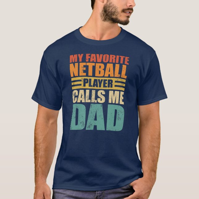 Manar Lusnyj Min Netball Player kallar mig Pappa N T Shirt (Framsida)