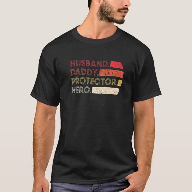 Manar Make Pappa Protector Hero Fars dag Ret T Shirt (Framsida)