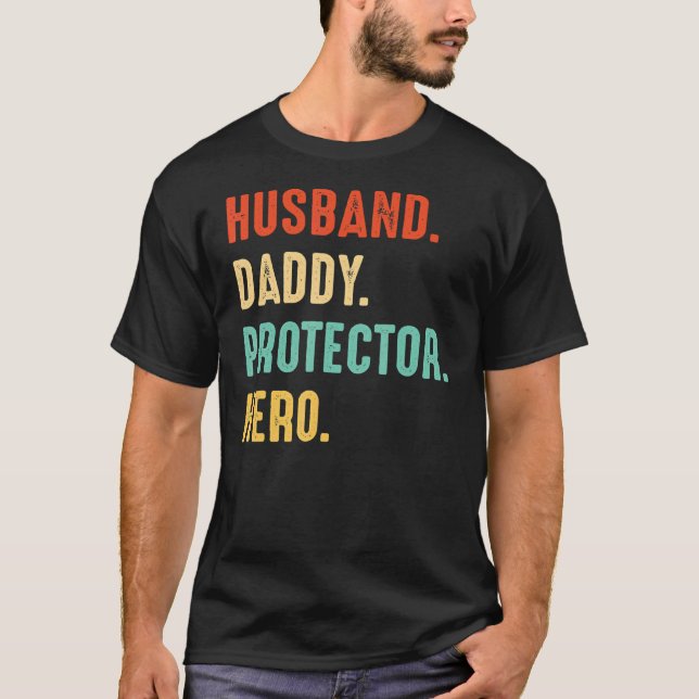 Manar Make Pappa Protector Hero Pappa Far Fath T Shirt (Framsida)