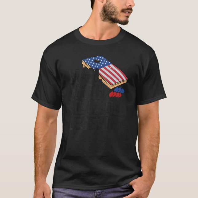 Manar Man Myth Cornhole Legend USA flagga Maj Hål  T Shirt (Framsida)