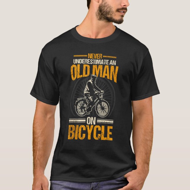 Manar Manar Bike underskattar aldrig en gammal man T Shirt (Framsida)