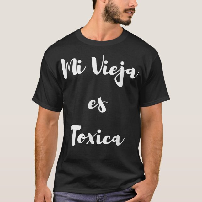 Manar Mi vieja es toxicity T Shirt (Framsida)