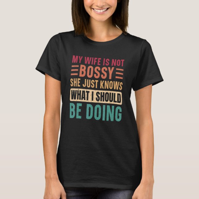 Manar min fru är inte Bossy, hon känner bara hustr T Shirt (Framsida)