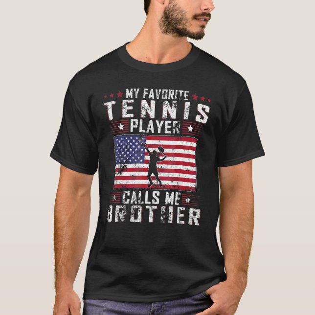 Manar My Favorite Tennis Player anropar Me Brother T Shirt (Framsida)