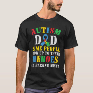 Manar... några människor tittar upp på sina hjälta t shirt