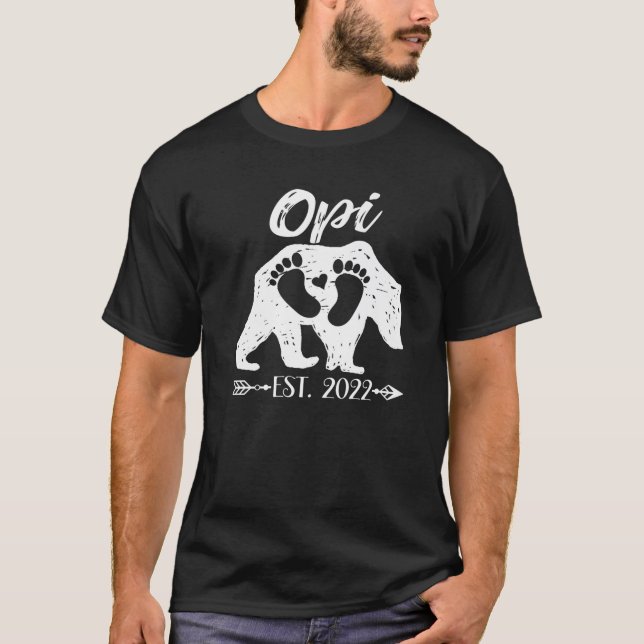 Manar New Opi Grandpa Bear Est 2022 Baby Shower An T Shirt (Framsida)