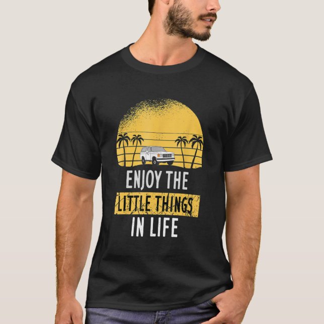Manar njuter av den lilla Saken i Life Ord T Shirt (Framsida)