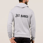 Manar Ny gifta Hoodie T Shirt<br><div class="desc">Denna mjuka zip-hodie från Bella är för att brudgummen ska slappna av i,  som visas i Heather Grått färg med en Ny gifta-text på baksidan. Anpassa det här objektet eller köp som det är.</div>