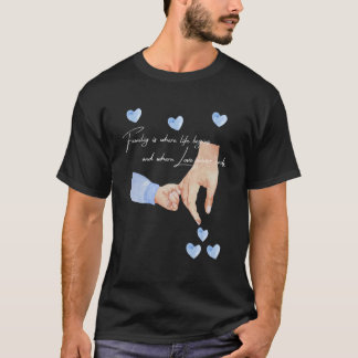 Manar Ny pappa i en pojke som håller Händer med et T Shirt