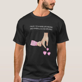 Manar Ny pappa och dotter som håller Händer i Baby T Shirt