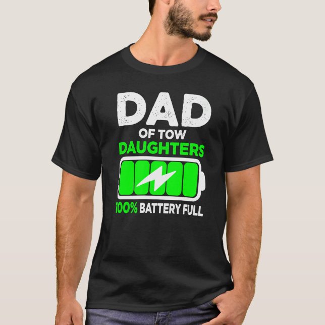 Manar Pappa av två döttrar Battery Fullt Fars dag T Shirt (Framsida)