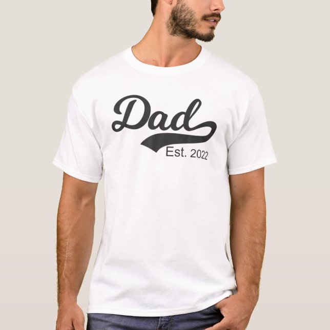 Manar Pappa Est. 2022 Lustigt Gravid Far T Shirt (Framsida)