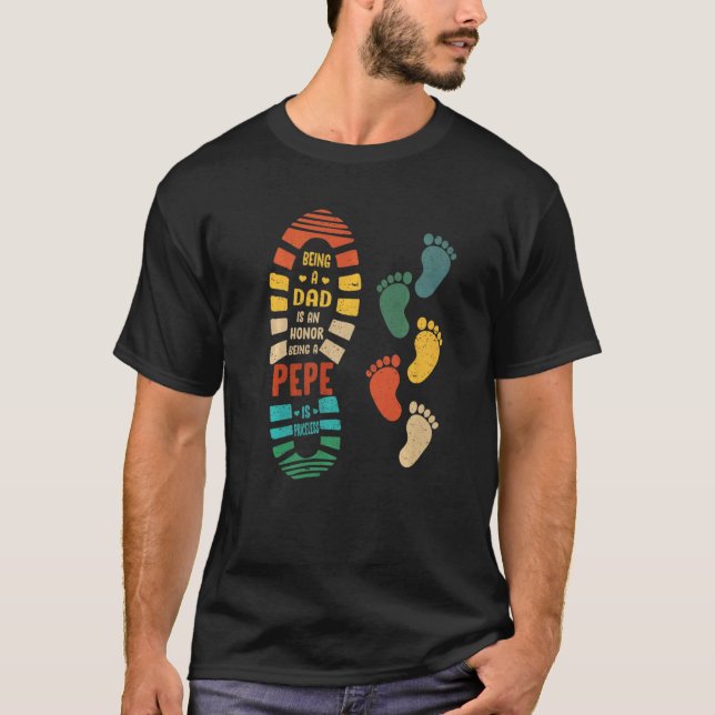 Manar Pepe Pepe Shoe med små avtryck T Shirt (Framsida)