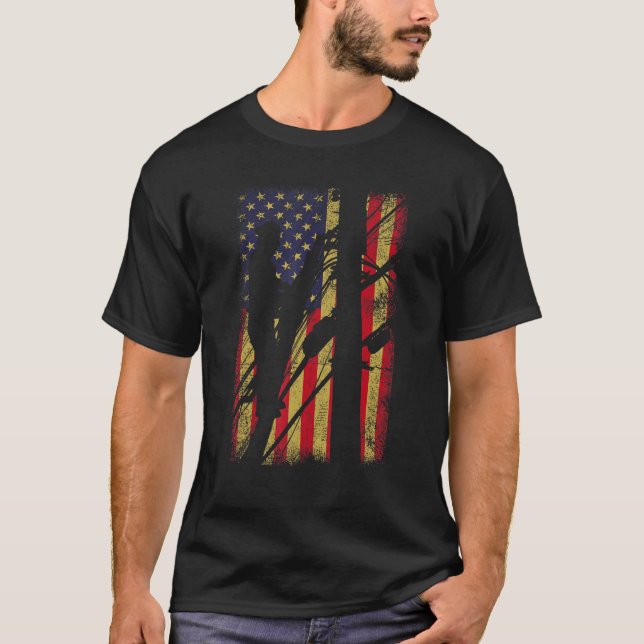 Manar Proud Lineman American Flagga Electric Cable T Shirt (Framsida)