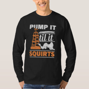 Manar pumpa upp det tills det häller i grodolja av t shirt