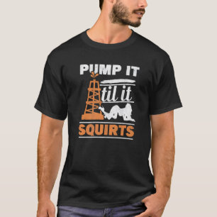 Manar pumpa upp det tills det häller i grodolja av t shirt