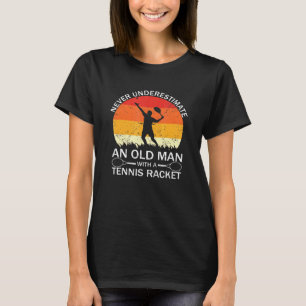 Manar Racquet underskattar aldrig en gammal man me T Shirt