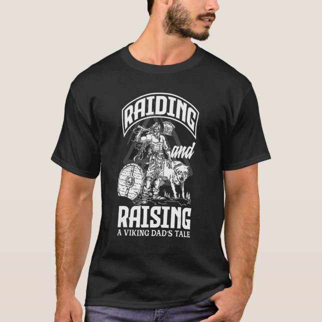 Manar Raiding och Raising A Viking Pappa s Tale Fa T Shirt (Framsida)