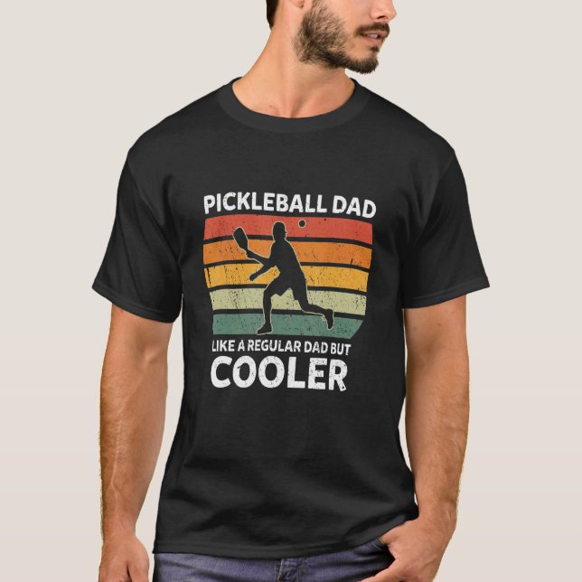 Manar Retro Pickleball Pappa som ett vanligt Pappa T Shirt (Framsida)