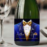 Manar Royal Blue Guld Tuxedo Birthday Champagne<br><div class="desc">Fira i stil med vår royal blue och guld tuxedo-champagne-flaska-etikett med en sofistikerad blå tuxedo-design med blå tuxedo-och guld-boktighet, guld väst och matchande fickruta. Skripttext för elegant lägger till en liten bit av klass, perfekt för valfri födelsedagspresent, party eller händelse. Den här tuxedo-designen fungerar underbart för en reklamfest, julfest, pension...</div>