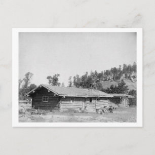 Manar Sitta utanför Cabin i South Dakota Vykort