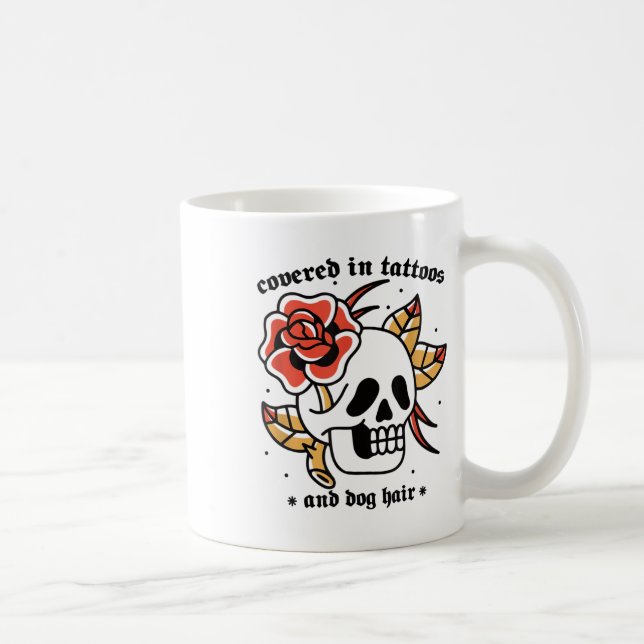 Manar som omfattas av tatueringar och traditionell kaffemugg (Höger)