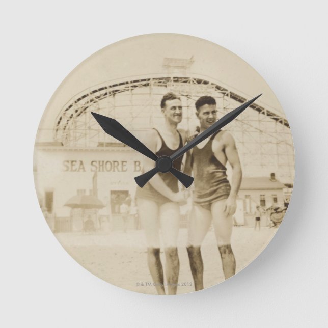 Manar som står på strand rund klocka (Framsida)