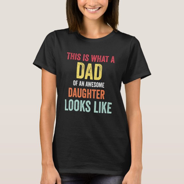Manar stolt Pappa vid en Fantastisk-dotter T Shirt (Framsida)