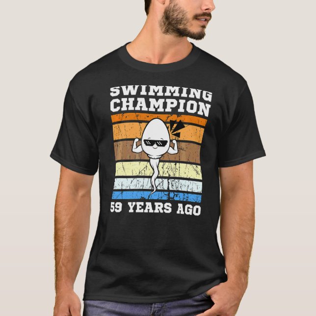Manar Swimming Champion för 59 år sedan Quickest S T Shirt (Framsida)