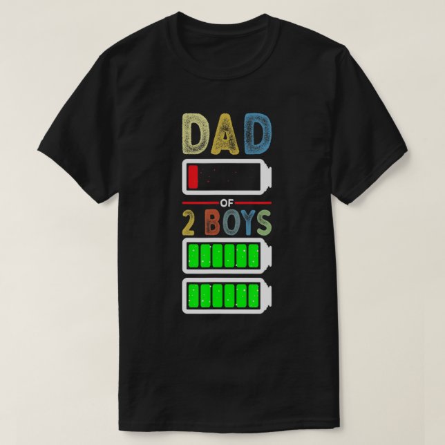 Manar Tired Pappa med 2 två pojkar Låg batterilivs T Shirt (Design framsida)