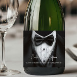 Manar Tuxedo Birthday valfri evenemangschampagne<br><div class="desc">Vi firar i stil med vår flaska-etikett för tuxedochampagne med en sofistikerad tuxedodesign med svart botid. Skripttext för elegant lägger till en liten bit av klass, perfekt för valfri födelsedagspresent, party eller händelse. Den här tuxedo-designen fungerar underbart för en reklamfest, julfest, pension party och företagsevenemang. Anpassa med ditt meddelande, ladda...</div>
