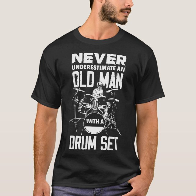 Manar underskatta aldrig en gammal man med D T Shirt (Framsida)