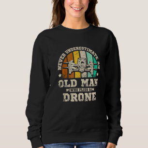 Manar underskatta aldrig en gammal man som flyger t shirt