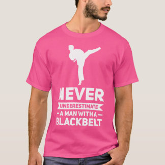 Manar underskatta aldrig en man Black Bälte Karate T Shirt
