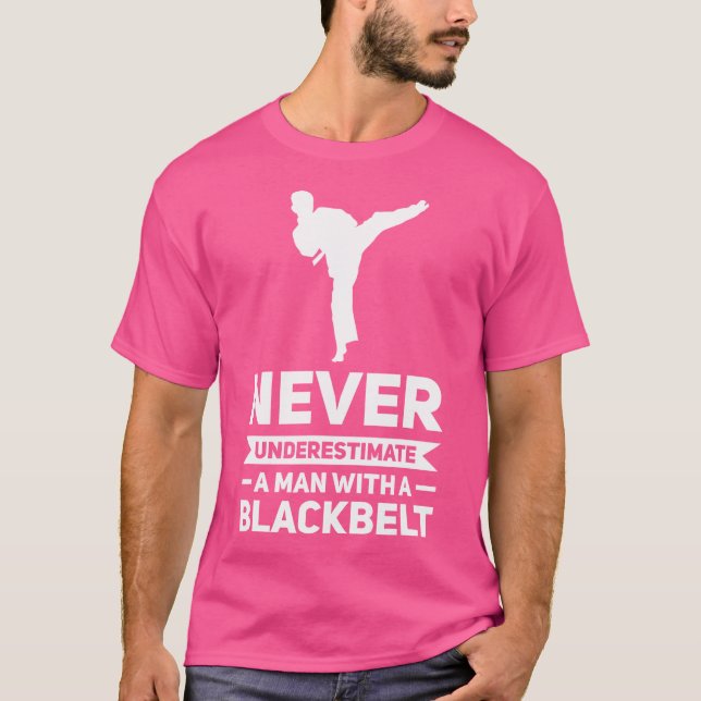 Manar underskatta aldrig en man Black Bälte Karate T Shirt (Framsida)