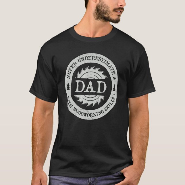 Manar underskatta aldrig ett Pappa med träspåk T Shirt (Framsida)
