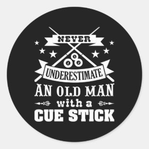 Manar underskatta aldrig gammal man med Cue Stick Runt Klistermärke