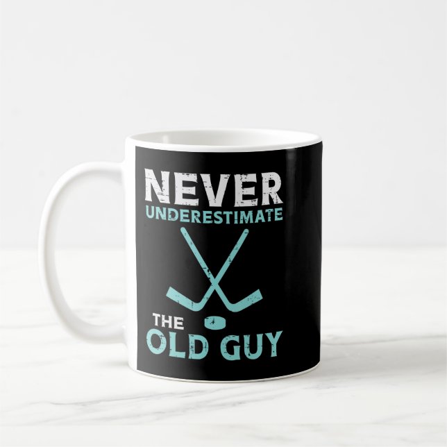 Manar underskattar aldrig den gamle Guy Ice Hockey Kaffemugg (Vänster)