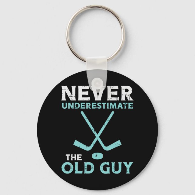 Manar underskattar aldrig den gamle Guy Ice Hockey Nyckelring (Framsida)
