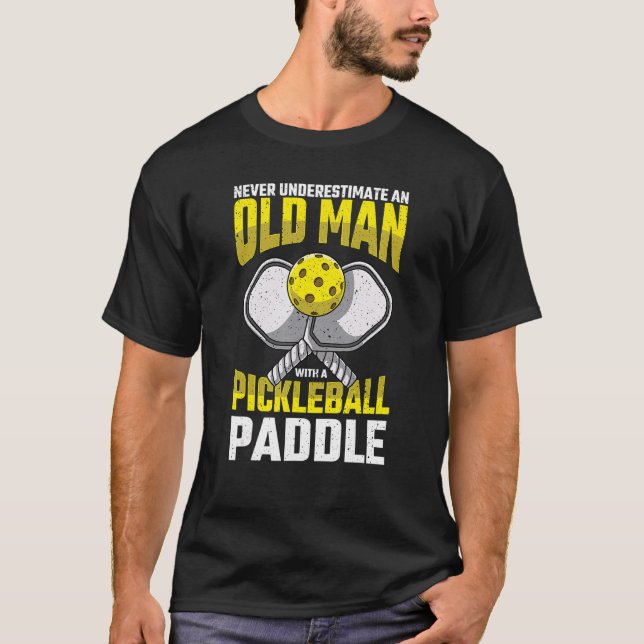 Manar underskattar aldrig den gamle Pickleball Pad T Shirt (Framsida)