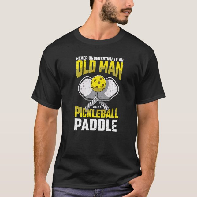 Manar underskattar aldrig den gamle Pickleball Pad T Shirt (Framsida)
