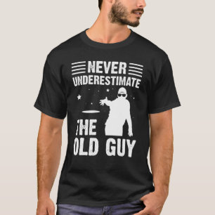 Manar underskattar aldrig det gamla Guy Disk Golf T Shirt