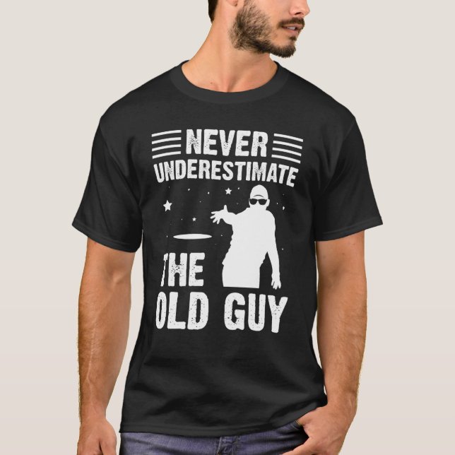 Manar underskattar aldrig det gamla Guy Disk Golf T Shirt (Framsida)