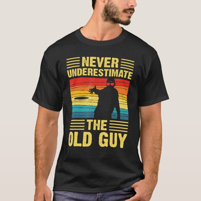 Manar underskattar aldrig det gamla Guy Disk Golf  T Shirt (Framsida)