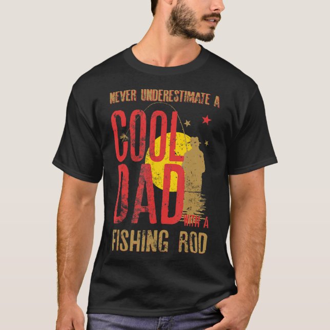 Manar underskattar aldrig en Coola Pappa med fiske T Shirt (Framsida)