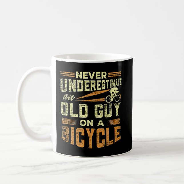 Manar underskattar aldrig en gammal kille på cykel kaffemugg (Vänster)
