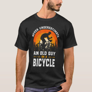 Manar underskattar aldrig en gammal kille på cykel t shirt