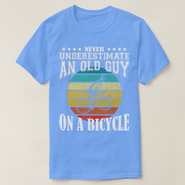 Manar underskattar aldrig en gammal kille på cykel t shirt (Design framsida)